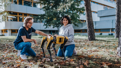 Ameisenroboter zwischen zwei Personen