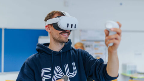 Mann mit VR-Kamera